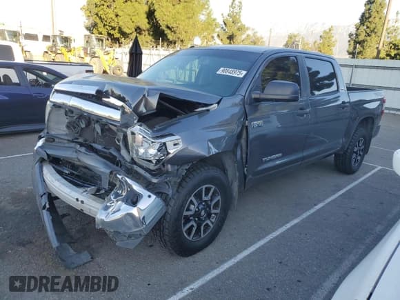 ✅ 2017 Toyota Tundra SR5 • VIN: 5TFEY5F1XHX219594 • Лот: 90848975. Опубликован ранее на Copart с пробегом 238 514 миль. Бесплатный доступ к архиву аукционных продаж из США и подробный отчёт об истории автомобиля на DreamBid. Изображение 1.