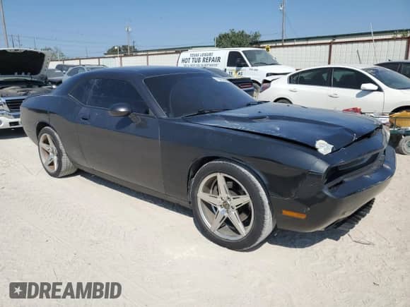 2013 Dodge Challenger SXT z VIN 2C3CDYAGXDH591441, wystawiony jako Copart lot #71681964 z przebiegiem 174 043 mil mil oraz Czysty tytuł • Clean title. Historia ofert i sprzedaży dostępna na DreamBid. Obrazek 4.