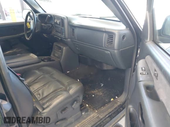 ✅ 2001 Chevrolet Silverado 2500HD LS • VIN: 1GCHK29U41E185737 • Lot: 42054208. Wystawiony na IAAI z przebiegiem 305 413 mil. Bezpłatny archiwum sprzedaży aukcyjnych z USA i szczegółowy raport historii pojazdu na DreamBid. Zdjęcie 5.