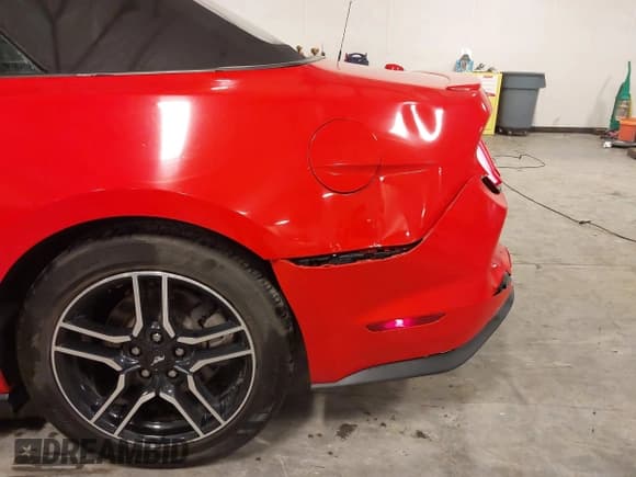 ✅ 2018 Ford Mustang EcoBoost Premium • VIN: 1FATP8UHXJ5110023 • Лот: 43344450. Опубликован ранее на IAAI с пробегом 61 095 миль. Бесплатный доступ к архиву аукционных продаж из США и подробный отчёт об истории автомобиля на DreamBid. Изображение 17.