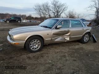 ✅ 2002 Jaguar XJ 8 • VIN: SAJDA14C82LF48116 • Лот: 86444224. Опубликован ранее на Copart с пробегом Не указан. Бесплатный доступ к архиву аукционных продаж из США и подробный отчёт об истории автомобиля на DreamBid. Изображение 1.