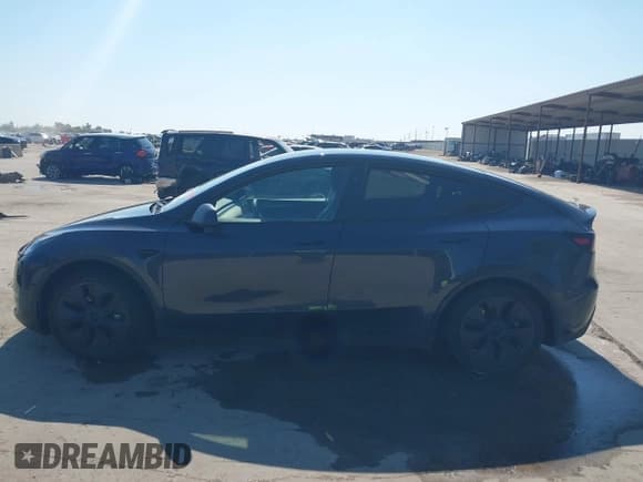 ✅ 2024 Tesla Model Y Long Range • VIN: 7SAYGDEE3RA317084 • Lot: 43374530. Wystawiony na IAAI z przebiegiem 12 885 mil. Bezpłatny archiwum sprzedaży aukcyjnych z USA i szczegółowy raport historii pojazdu na DreamBid. Zdjęcie 14.