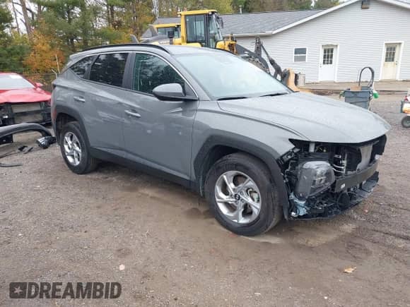 2024 Hyundai Tucson SEL z VIN 5NMJBCDE7RH338594, wystawiony jako IAAI lot #43514861 z przebiegiem 26 078 mil mil oraz . Historia ofert i sprzedaży dostępna na DreamBid. Obrazek 1.