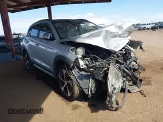 2018 Hyundai Tucson Value z VIN KM8J33A21JU817240, wystawiony jako IAAI lot #43257404 z przebiegiem 81 892 mil mil oraz . Historia ofert i sprzedaży dostępna na DreamBid. Obrazek 1.