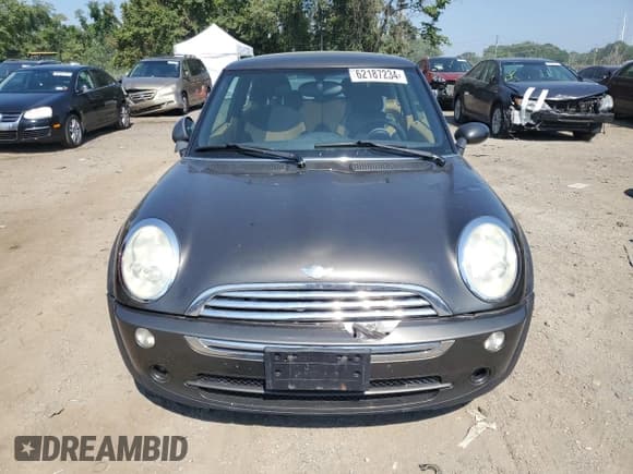 ✅ 2006 MINI Hardtop • VIN: WMWRC33596TK16599 • Lot: 87360405. Wystawiony na Copart z przebiegiem 68 986 mil. Bezpłatny archiwum sprzedaży aukcyjnych z USA i szczegółowy raport historii pojazdu na DreamBid. Zdjęcie 5.