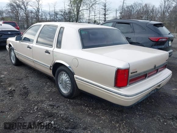 ✅ 1995 Lincoln Town Car Cartier • VIN: 1LNLM83W4SY680923 • Lot: 41996384. Listed on IAAI with 171,280 mi. Free auction sales archive from the USA and detailed vehicle history report at DreamBid. Image 3.