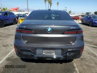 ✅ 2024 BMW i7 M70 • VIN: WBY83EH05RCP88571 • Lot: 67134844. Wystawiony na Copart z przebiegiem 8 118 mil. Bezpłatny archiwum sprzedaży aukcyjnych z USA i szczegółowy raport historii pojazdu na DreamBid. Zdjęcie 6.
