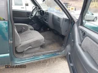 ✅ 1997 Chevrolet S-10 • VIN: 1GCDT19X3VK187552 • Лот: 41452772. Опубликован ранее на IAAI с пробегом 130 605 миль. Бесплатный доступ к архиву аукционных продаж из США и подробный отчёт об истории автомобиля на DreamBid. Изображение 5.