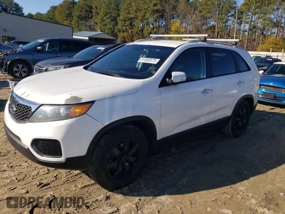 ✅ 2013 Kia Sorento LX • VIN: 5XYKTDA26DG338347 • Лот: 91383575. Опубликован ранее на Copart с пробегом 151 795 миль. Бесплатный доступ к архиву аукционных продаж из США и подробный отчёт об истории автомобиля на DreamBid. Изображение 1.