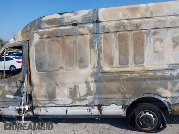 ✅ 2023 Ford Transit Cargo • VIN: 1FTBR3X86PKB94642 • Lot: 42805216. Wystawiony na IAAI z przebiegiem Nie podano. Bezpłatny archiwum sprzedaży aukcyjnych z USA i szczegółowy raport historii pojazdu na DreamBid. Zdjęcie 14.