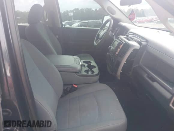 2018 Ram 1500 Tradesman z VIN 1C6RR6FT0JS131914, wystawiony jako IAAI lot #42450939 z przebiegiem 126 119 mil mil oraz . Historia ofert i sprzedaży dostępna na DreamBid. Obrazek 5.