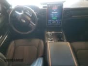 ✅ 2024 Ford Expedition Max Platinum • VIN: 1FMJK1M81REA85706 • Lot: 63205305. Wystawiony na Copart z przebiegiem 27 807 mil. Bezpłatny archiwum sprzedaży aukcyjnych z USA i szczegółowy raport historii pojazdu na DreamBid. Zdjęcie 8.