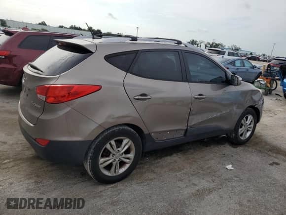 2013 Hyundai Tucson GLS z VIN KM8JU3AC2DU681758, wystawiony jako Copart lot #71302434 z przebiegiem 152 257 mil mil oraz Szkoda całkowita • Salvage title. Historia ofert i sprzedaży dostępna na DreamBid. Obrazek 3.