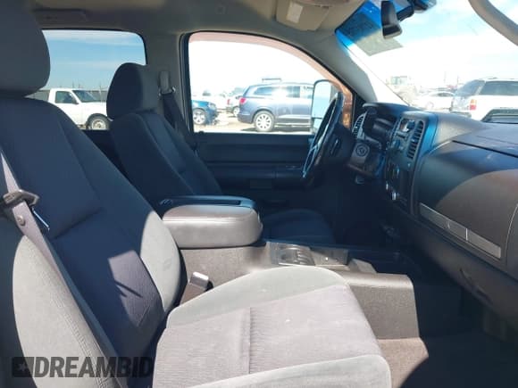 ✅ 2008 Chevrolet Silverado 2500HD 1LT • VIN: 1GCHC23668F121517 • Lot: 42783735. Wystawiony na IAAI z przebiegiem 256 197 mil. Bezpłatny archiwum sprzedaży aukcyjnych z USA i szczegółowy raport historii pojazdu na DreamBid. Zdjęcie 5.