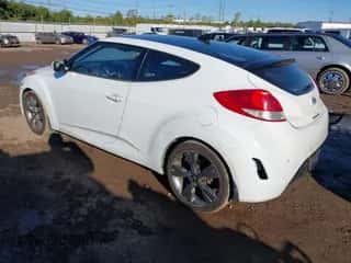 2013 Hyundai Veloster w/Gray Int z VIN KMHTC6ADXDU099462, wystawiony jako IAAI lot #43402124 z przebiegiem 199 223 mil mil oraz . Historia ofert i sprzedaży dostępna na DreamBid. Obrazek 3.
