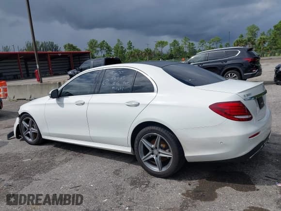✅ 2017 Mercedes-Benz E 300 Luxury • VIN: WDDZF4KB8HA032427 • Lot: 43347334. Wystawiony na IAAI z przebiegiem 101 377 mil. Bezpłatny archiwum sprzedaży aukcyjnych z USA i szczegółowy raport historii pojazdu na DreamBid. Zdjęcie 14.