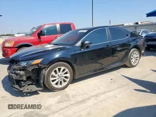 2021 Toyota Camry LE z VIN 4T1C11AK8MU586490, wystawiony jako Copart lot #81323625 z przebiegiem 70 716 mil mil oraz Szkoda całkowita • Salvage title. Historia ofert i sprzedaży dostępna na DreamBid. Obrazek 1.