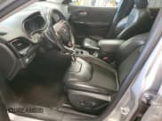 ✅ 2020 Jeep Cherokee Altitude • VIN: 1C4PJMLX0LD527206 • Lot: 69545225. Wystawiony na Copart z przebiegiem 49 934 mil. Bezpłatny archiwum sprzedaży aukcyjnych z USA i szczegółowy raport historii pojazdu na DreamBid. Zdjęcie 7.