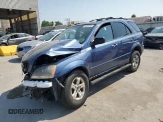 ✅ 2005 Kia Sorento LX • VIN: KNDJC733855458910 • Лот: 60094855. Опубликован ранее на Copart с пробегом Не указан. Бесплатный доступ к архиву аукционных продаж из США и подробный отчёт об истории автомобиля на DreamBid. Изображение 1.