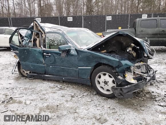 ✅ 1998 Mercedes-Benz C 230/260/280/320 • VIN: WDBHA23G7WA578330 • Lot: 58569875. Wystawiony na Copart z przebiegiem Nie podano. Bezpłatny archiwum sprzedaży aukcyjnych z USA i szczegółowy raport historii pojazdu na DreamBid. Zdjęcie 4.