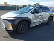 ✅ 2024 Toyota bZ4X XLE • VIN: JTMAAAAA2RA053272 • Лот: 43498626. Опубликован ранее на IAAI с пробегом 12 395 миль. Бесплатный доступ к архиву аукционных продаж из США и подробный отчёт об истории автомобиля на DreamBid. Изображение 19.