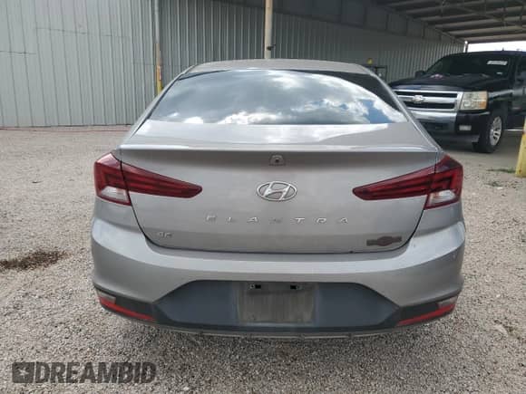 2020 Hyundai Elantra SE z VIN KMHD74LF4LU949239, wystawiony jako Copart lot #55599705 z przebiegiem 88 744 mil mil oraz Czysty tytuł • Clean title. Historia ofert i sprzedaży dostępna na DreamBid. Obrazek 6.