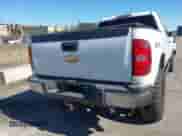 2007 Chevrolet Silverado 2500HD 1LT z VIN 1GCHK23687F509446, wystawiony jako IAAI lot #43417222 z przebiegiem 397 685 mil mil oraz . Historia ofert i sprzedaży dostępna na DreamBid. Obrazek 17.