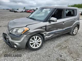 ✅ 2013 Kia Soul • VIN: KNDJT2A55D7615979 • Лот: 67388335. Опубликован ранее на Copart с пробегом Не указан. Бесплатный доступ к архиву аукционных продаж из США и подробный отчёт об истории автомобиля на DreamBid. Изображение 1.