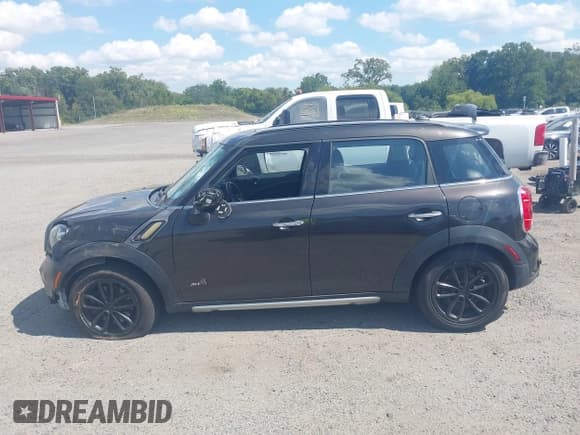 ✅ 2015 MINI Countryman S • VIN: WMWZC5C5XFWT38155 • Lot: 43134965. Listed on IAAI with 190,711 mi. Free auction sales archive from the USA and detailed vehicle history report at DreamBid. Image 14.