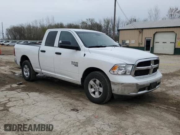 2024 Ram 1500 SLT z VIN 1C6RR6GG2RS128834, wystawiony jako Copart lot #51858225 z przebiegiem 18 789 mil mil oraz Szkoda całkowita • Salvage title. Historia ofert i sprzedaży dostępna na DreamBid. Obrazek 4.