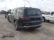 ✅ 2023 Jeep Wagoneer Series III • VIN: 1C4SJVDP2PS563494 • Lot: 43591813. Wystawiony na IAAI z przebiegiem 20 947 mil. Bezpłatny archiwum sprzedaży aukcyjnych z USA i szczegółowy raport historii pojazdu na DreamBid. Zdjęcie 3.