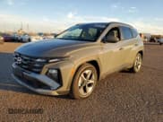 ✅ 2025 Hyundai Tucson SEL • VIN: 5NMJB3DE0SH465757 • Лот: 92328315. Опубликован ранее на Copart с пробегом 20 716 миль. Бесплатный доступ к архиву аукционных продаж из США и подробный отчёт об истории автомобиля на DreamBid. Изображение 1.
