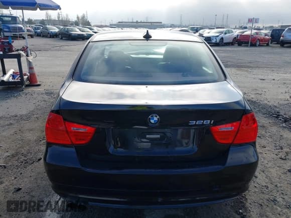 ✅ 2011 BMW 3 Series 328i • VIN: WBAPH5G54BNM74137 • Lot: 43794042. Wystawiony na IAAI z przebiegiem 104 888 mil. Bezpłatny archiwum sprzedaży aukcyjnych z USA i szczegółowy raport historii pojazdu na DreamBid. Zdjęcie 16.