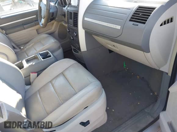 2008 Dodge Grand Caravan SXT z VIN 1D8HN54P88B140212, wystawiony jako IAAI lot #43399027 z przebiegiem 206 644 mil mil oraz . Historia ofert i sprzedaży dostępna na DreamBid. Obrazek 5.