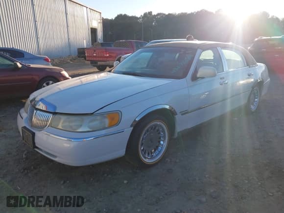 ✅ 2001 Lincoln Town Car Cartier • VIN: 1LNHM83W61Y713277 • Lot: 43676380. Wystawiony na IAAI z przebiegiem 283 434 mil. Bezpłatny archiwum sprzedaży aukcyjnych z USA i szczegółowy raport historii pojazdu na DreamBid. Zdjęcie 2.