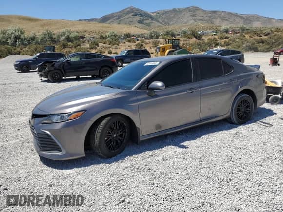 2021 Toyota Camry LE z VIN 4T1C11BKXMU023553, wystawiony jako Copart lot #63910845 z przebiegiem 48 197 mil mil oraz Szkoda całkowita • Salvage title. Historia ofert i sprzedaży dostępna na DreamBid. Obrazek 1.