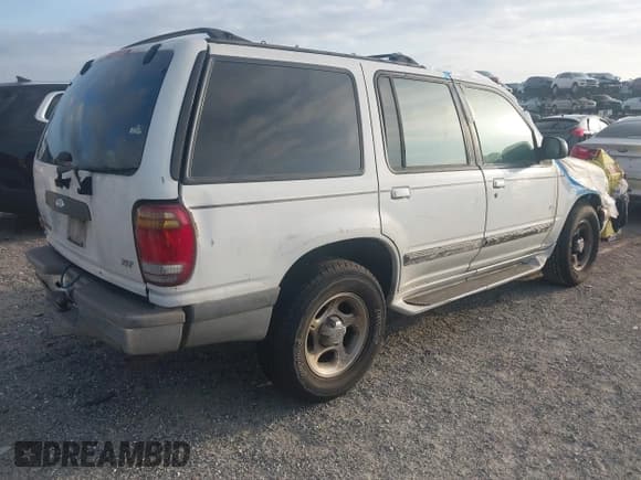 ✅ 1998 Ford Explorer XLT • VIN: 1FMZU32P9WZC01127 • Lot: 42310558. Wystawiony na IAAI z przebiegiem Nie podano. Bezpłatny archiwum sprzedaży aukcyjnych z USA i szczegółowy raport historii pojazdu na DreamBid. Zdjęcie 4.