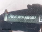 ✅ 2019 Ford Transit • VIN: 1FTBW3XM9KKB66963 • Lot: 43157762. Wystawiony na IAAI z przebiegiem 137 814 mil. Bezpłatny archiwum sprzedaży aukcyjnych z USA i szczegółowy raport historii pojazdu na DreamBid. Zdjęcie 12.