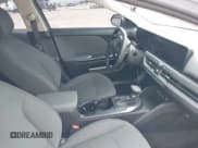 ✅ 2025 Kia K4 LXS • VIN: 3KPFT4DE5SE010080 • Lot: 42753078. Wystawiony na IAAI z przebiegiem 10 647 mil. Bezpłatny archiwum sprzedaży aukcyjnych z USA i szczegółowy raport historii pojazdu na DreamBid. Zdjęcie 5.