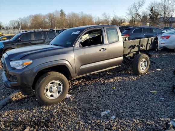 ✅ 2023 Toyota Tacoma SR • VIN: 3TYSX5EN1PT021098 • Lot: 48157785. Wystawiony na Copart z przebiegiem 9 781 mil. Bezpłatny archiwum sprzedaży aukcyjnych z USA i szczegółowy raport historii pojazdu na DreamBid. Zdjęcie 1.