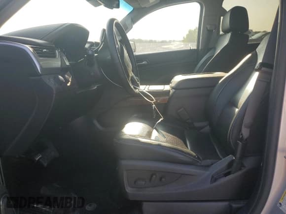 ✅ 2017 Chevrolet Suburban Premier • VIN: 1GNSKJKC5HR215260 • Lot: 64230254. Wystawiony na Copart z przebiegiem 122 978 mil. Bezpłatny archiwum sprzedaży aukcyjnych z USA i szczegółowy raport historii pojazdu na DreamBid. Zdjęcie 7.