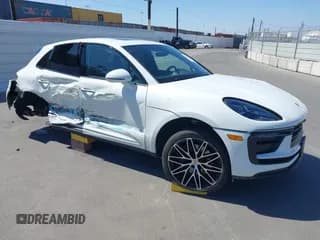 ✅ 2023 Porsche Macan • VIN: WP1AA2A56PLB15605 • Lot: 42882618. Wystawiony na IAAI z przebiegiem 23 742 mil. Bezpłatny archiwum sprzedaży aukcyjnych z USA i szczegółowy raport historii pojazdu na DreamBid. Zdjęcie 1.