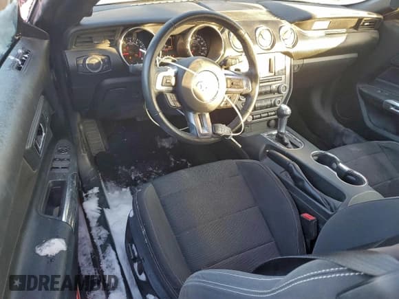 ✅ 2015 Ford Mustang V6 • VIN: 1FATP8EM3F5393125 • Lot: 92420415. Wystawiony na Copart z przebiegiem 50 525 mil. Bezpłatny archiwum sprzedaży aukcyjnych z USA i szczegółowy raport historii pojazdu na DreamBid. Zdjęcie 8.