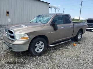 2010 Dodge 1500 SLT z VIN 1D7RB1GT3AS126842, wystawiony jako Copart lot #62890715 z przebiegiem 148 323 mil mil oraz Szkoda całkowita • Salvage title. Historia ofert i sprzedaży dostępna na DreamBid. Obrazek 1.