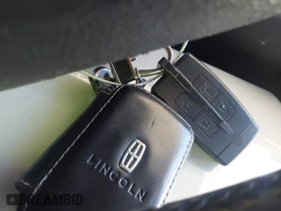 ✅ 2009 Lincoln MKS • VIN: 1LNHM94R49G635419 • Lot: 43712965. Wystawiony na IAAI z przebiegiem 220 597 mil. Bezpłatny archiwum sprzedaży aukcyjnych z USA i szczegółowy raport historii pojazdu na DreamBid. Zdjęcie 11.