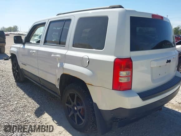 ✅ 2015 Jeep Patriot Latitude • VIN: 1C4NJPFB8FD160455 • Lot: 43356577. Wystawiony na IAAI z przebiegiem 181 328 mil. Bezpłatny archiwum sprzedaży aukcyjnych z USA i szczegółowy raport historii pojazdu na DreamBid. Zdjęcie 3.