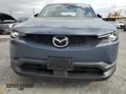 ✅ 2022 Mazda MX-30 Premium Plus • VIN: JM1DRADB9N0100310 • Lot: 82496675. Wystawiony na Copart z przebiegiem 36 424 mil. Bezpłatny archiwum sprzedaży aukcyjnych z USA i szczegółowy raport historii pojazdu na DreamBid. Zdjęcie 5.