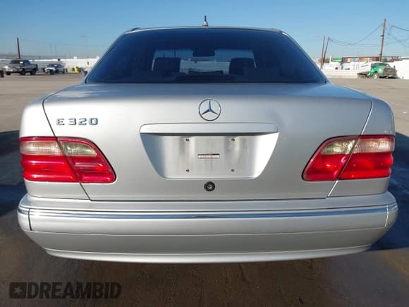 ✅ 2001 Mercedes-Benz E 320 • VIN: WDBJF65J21B314986 • Лот: 43899817. Опубликован ранее на IAAI с пробегом 252 640 миль. Бесплатный доступ к архиву аукционных продаж из США и подробный отчёт об истории автомобиля на DreamBid. Изображение 16.