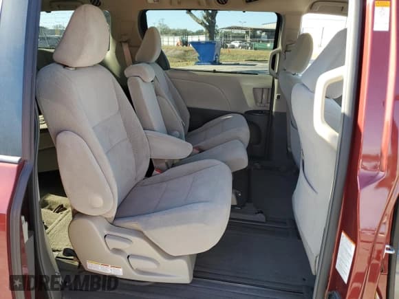 ✅ 2016 Toyota Sienna LE • VIN: 5TDKK3DCXGS708630 • Lot: 87405095. Listed on Copart with 82,368 mi. Free auction sales archive from the USA and detailed vehicle history report at DreamBid. Image 11.