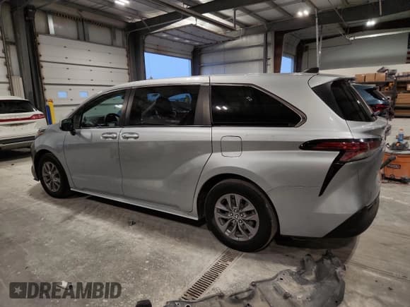 ✅ 2021 Toyota Sienna LE • VIN: 5TDKRKECXMS064353 • Lot: 93127495. Listed on Copart with 270,078 mi. Free auction sales archive from the USA and detailed vehicle history report at DreamBid. Image 2.